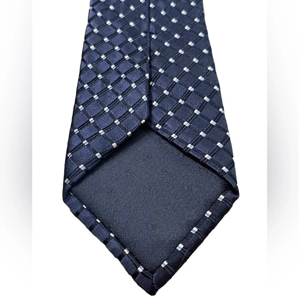 🔥👔CLUB ROOM 100% silk tie.  Navy with white & silver. Mint condition‼️